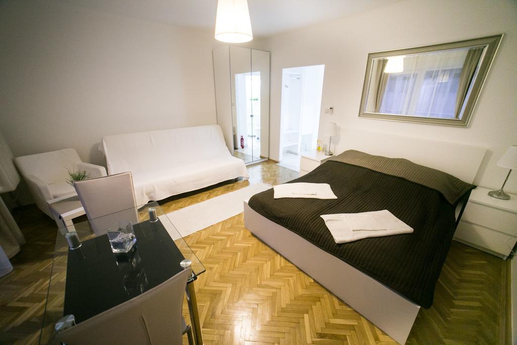 Budapest Downtown Apartments With Balcony & Optional Garage & Restaurant In The Building Room photo