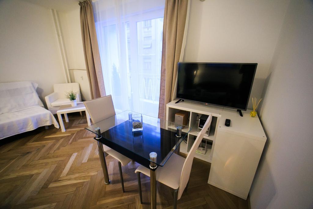 Budapest Downtown Apartments With Balcony & Optional Garage & Restaurant In The Building Room photo