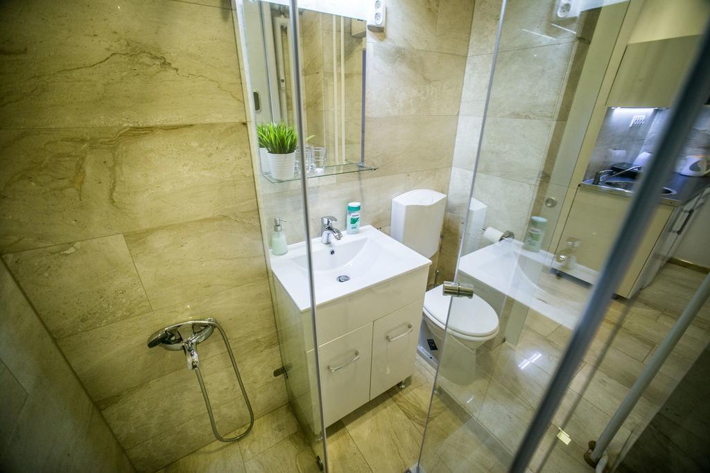 Budapest Downtown Apartments With Balcony & Optional Garage & Restaurant In The Building Room photo