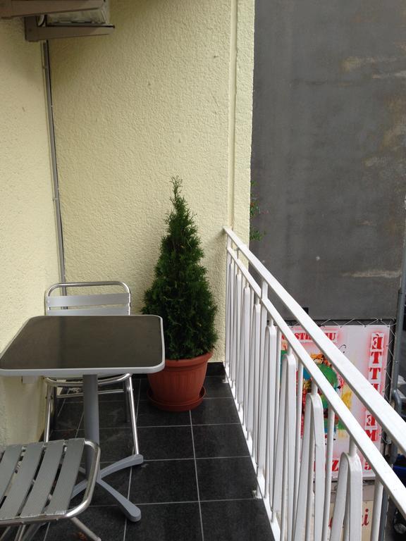 Budapest Downtown Apartments With Balcony & Optional Garage & Restaurant In The Building Room photo